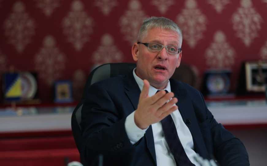 Zlatan Begić fotografijom odgovorio na optužbe Denisa Zvizdića: 'Evo ko spašava Dodika''